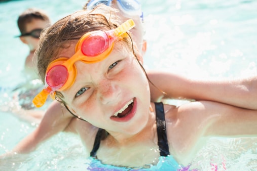 A quels jeux jouer avec les enfants à la piscine ? - Blog de Raviday