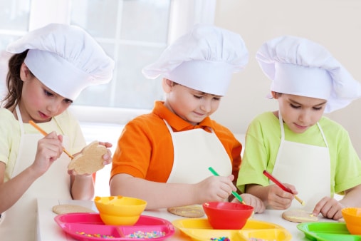 Enfants suivant un cours de cuisine