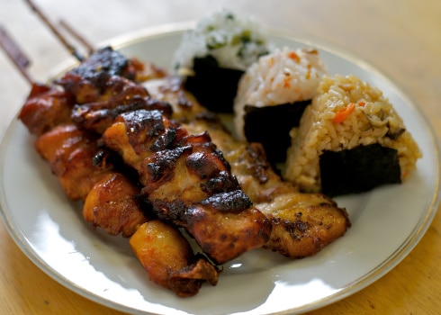 Si vous êtes enceinte, optez pour les brochettes yakitori. / Source : Gettyimages