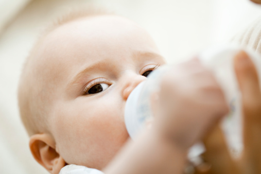 Le lait pour bébé est l'une des principales inquiétudes des parents. / Source images : Gettyimages