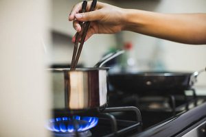 Casserole sur un feu fonctionnant au gaz