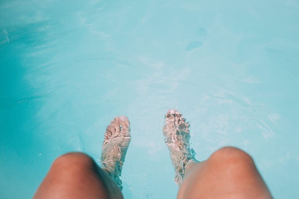 Eau de piscine propre où on voit ses pieds à travers
