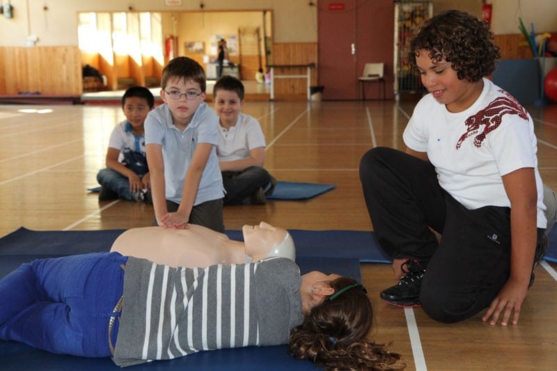 une formation de secourisme à l'école