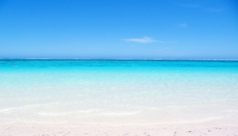 Pourquoi la mer est bleue expliquée aux enfants ?