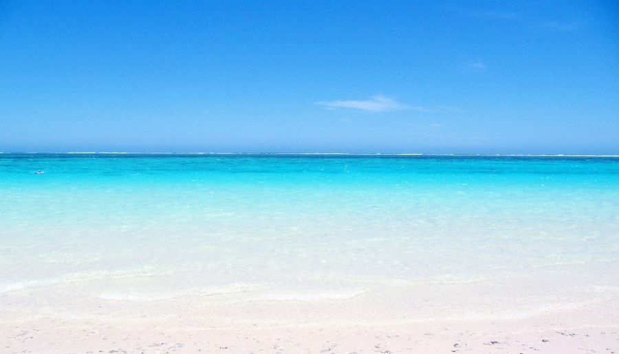 expliquer pourquoi la mer est bleue aux enfants