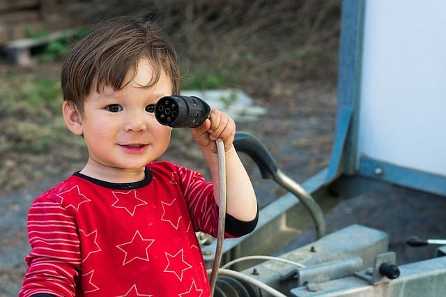 Protégez les jeunes enfants des chocs électriques