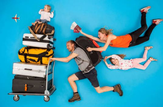 tour-du-monde-famille-bagages-passeport-enfants-avion