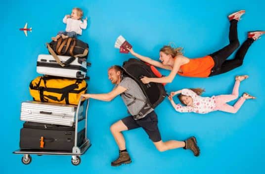 tour-du-monde-famille-bagages-passeport-enfants-avion