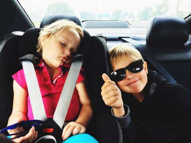 Enfants à l'arrière d'une voiture lors d'une sortie en famille