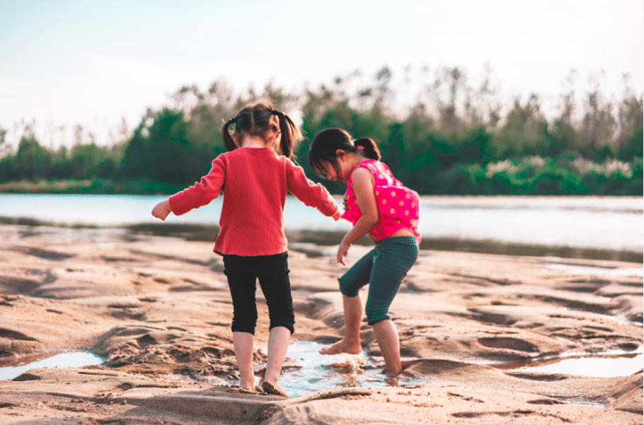 Deux soeurs en train de jouer sur la plage