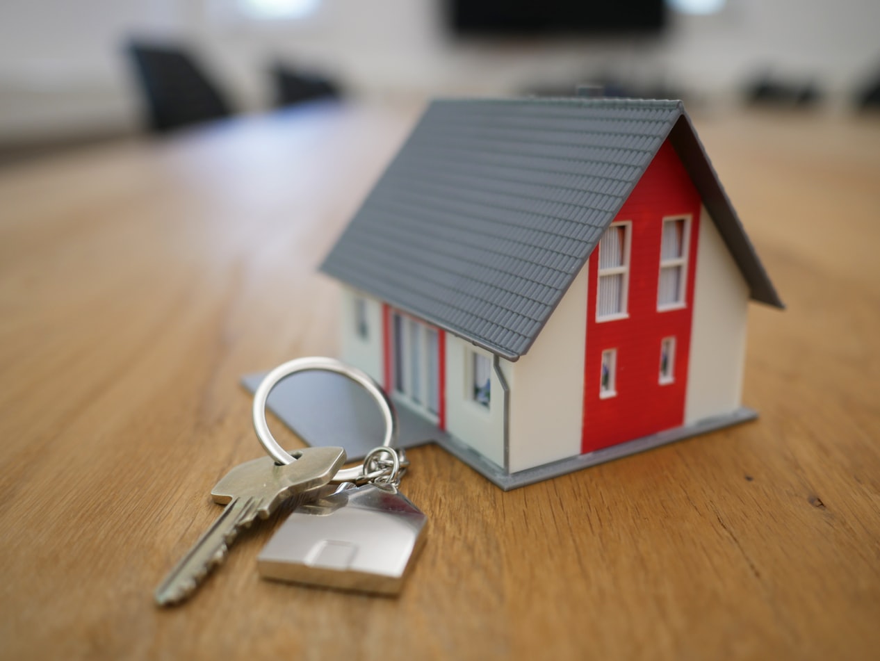 Porte-clés en forme de maison pour une vente immobilière