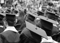 Etudiants vus de dos photographiés en noir et blanc à une cérémonie de remise de diplôme
