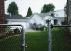 zoom sur un portail de maison ouvert avec maison floue en arrière plan