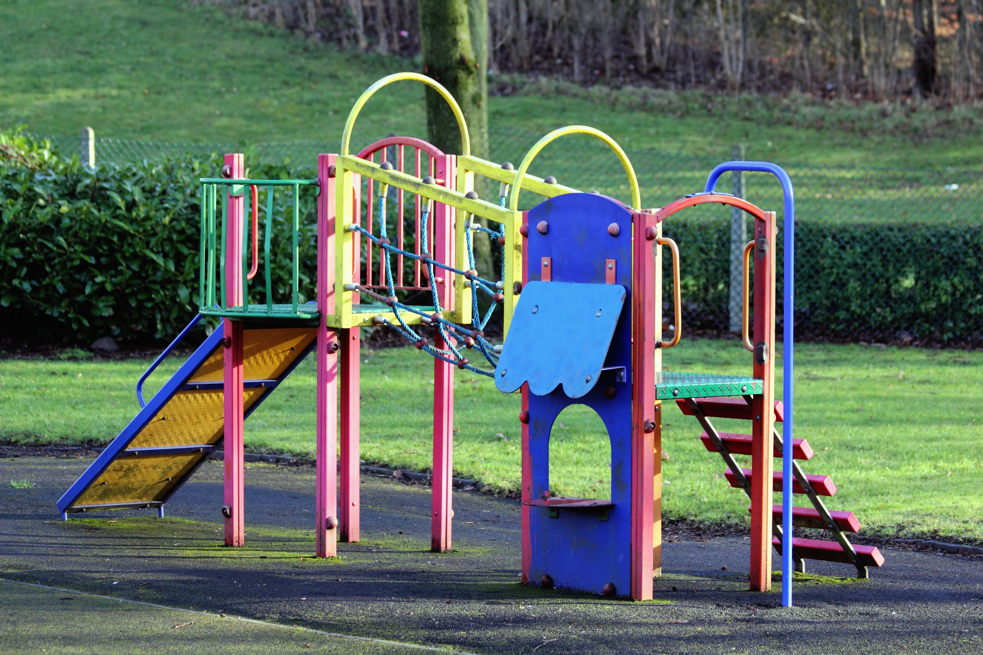 Aire de jeux extérieure pour enfants avec un toboggan dans un parc