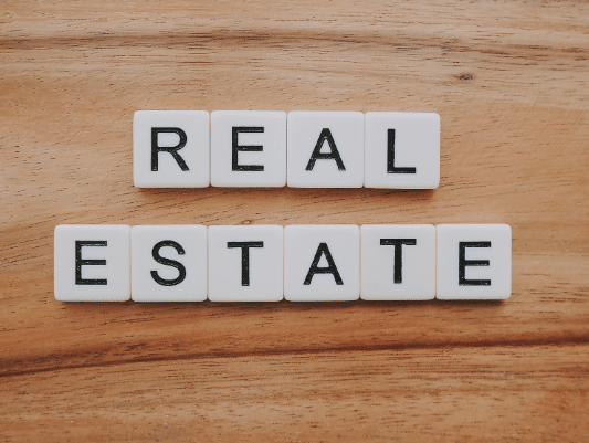 "Real estate" écrit en lettres de scrabble