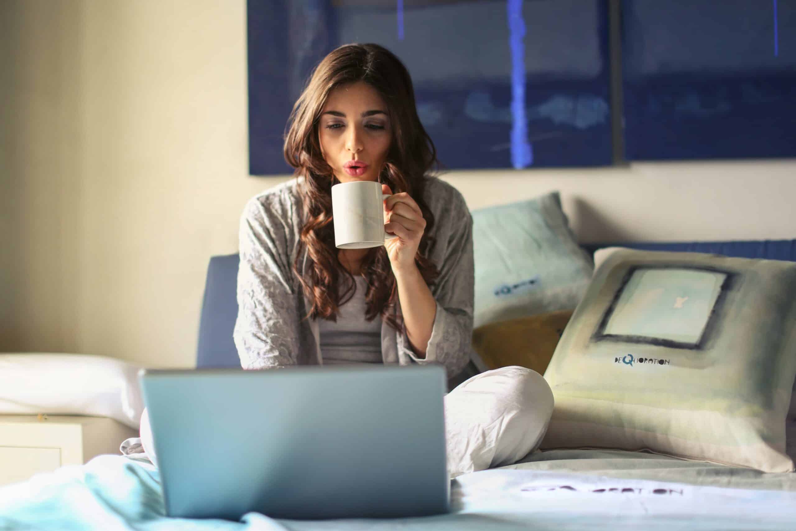 Jeune femme qui se détend chez elle après le travail