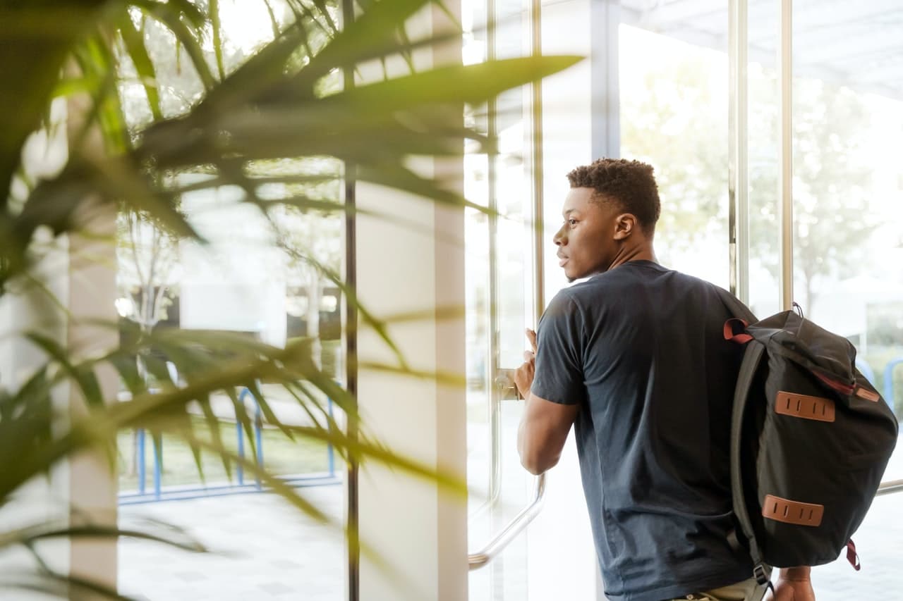 étudiant qui porte un sac à dos