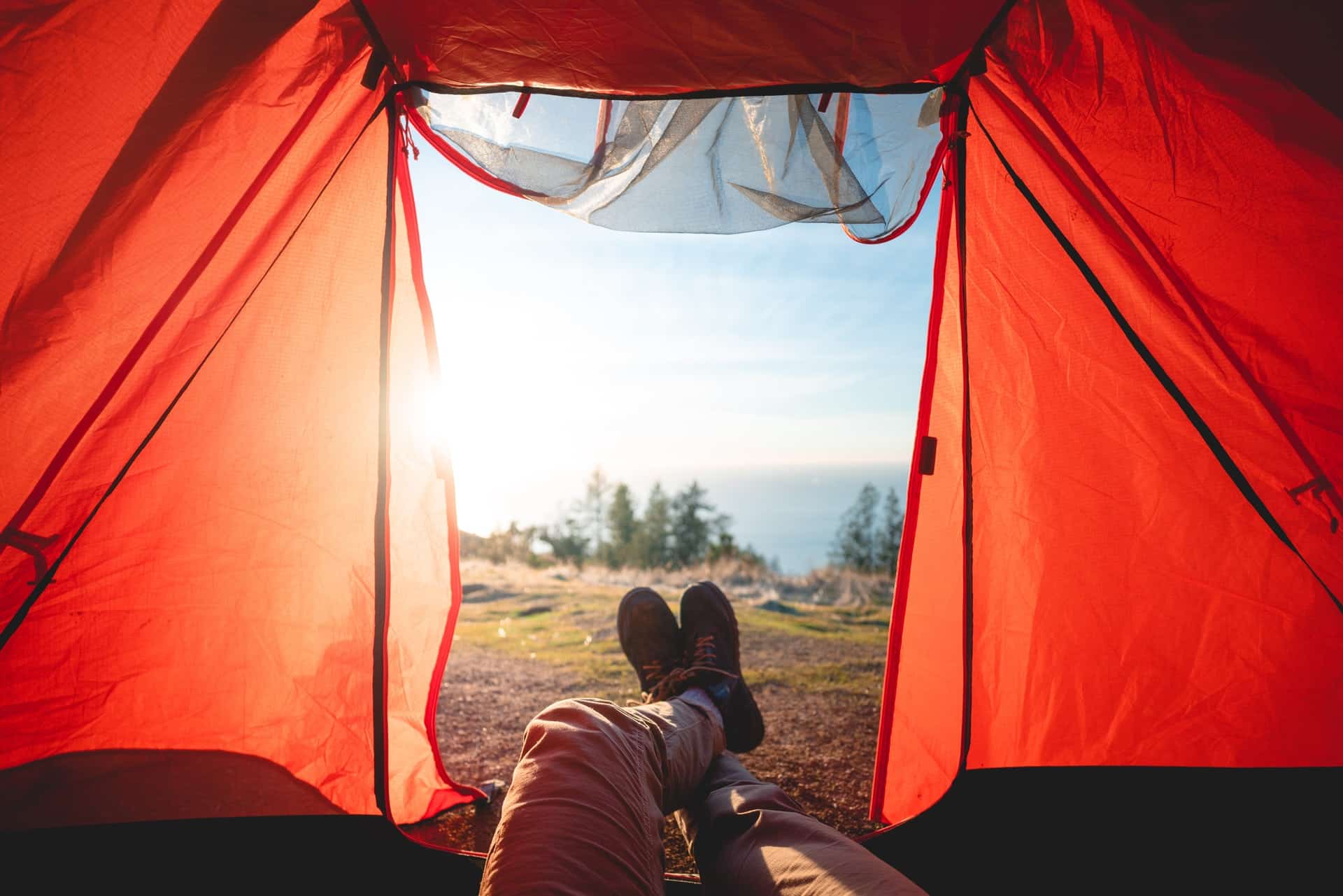 vacances en famille tente de camping vue de l'intérieru